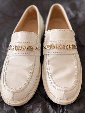 CHANEL White Patent Leather Loafers with Logo Chain